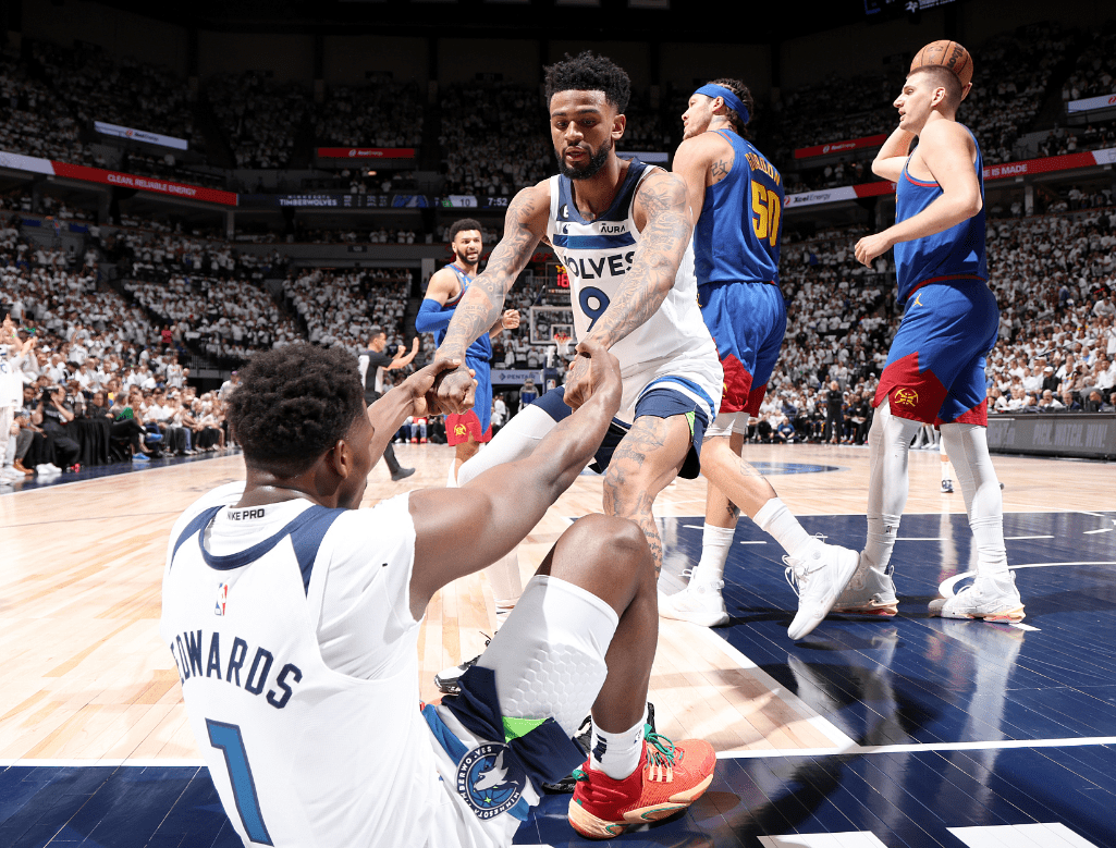 丹佛掘金迎国王杯关键赛，赛后迎来里程碑，球迷炸锅，年轻球员得到机会(1993总决赛完整回放)